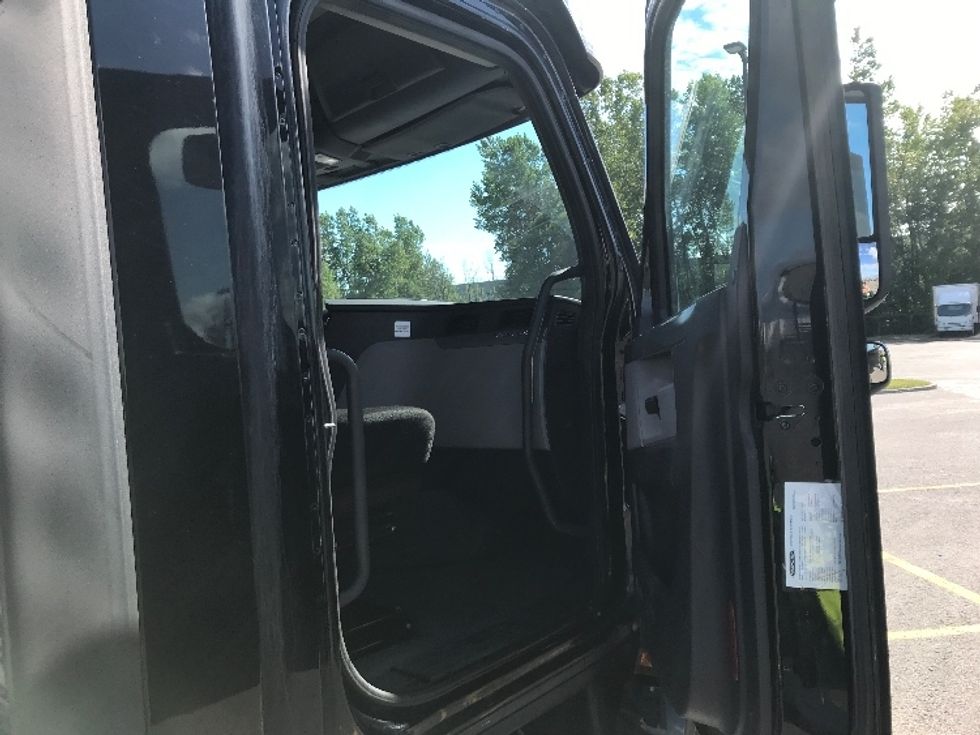 Day Cab Tractor-Heavy Duty Tractors-Freightliner-2019-T12664ST-Ste-Foy-PQ-238,609\n\t\tkm-$ 74,000 - Image 12