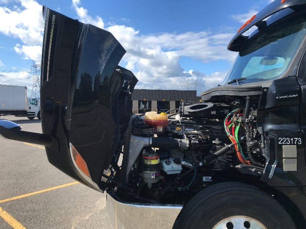Day Cab Tractor-Heavy Duty Tractors-Freightliner-2019-T12664ST-Ste-Foy-PQ-238,609\n\t\tkm-$ 74,000 - Image 16