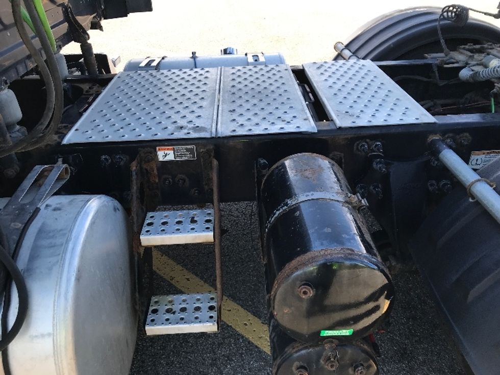 Day Cab Tractor-Heavy Duty Tractors-Freightliner-2019-T12664ST-Ste-Foy-PQ-238,609\n\t\tkm-$ 74,000 - Image 17
