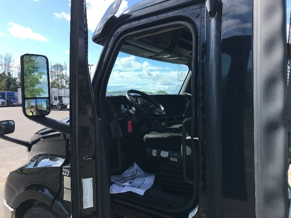 Day Cab Tractor-Heavy Duty Tractors-Freightliner-2019-T12664ST-Ste-Foy-PQ-238,609\n\t\tkm-$ 74,000 - Image 9