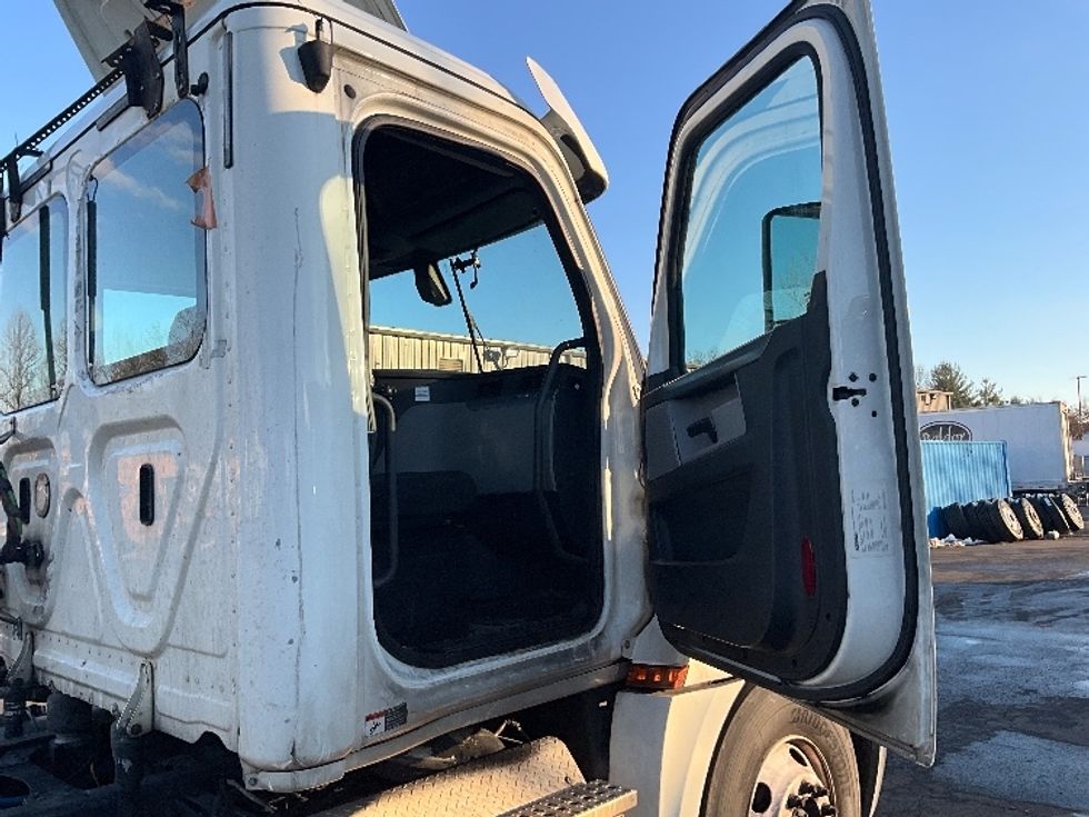 Day Cab Tractor-Heavy Duty Tractors-Freightliner-2019-T12664ST-Sterling-VA-560,205\n\t\tmiles-$ 37,500 - Image 12