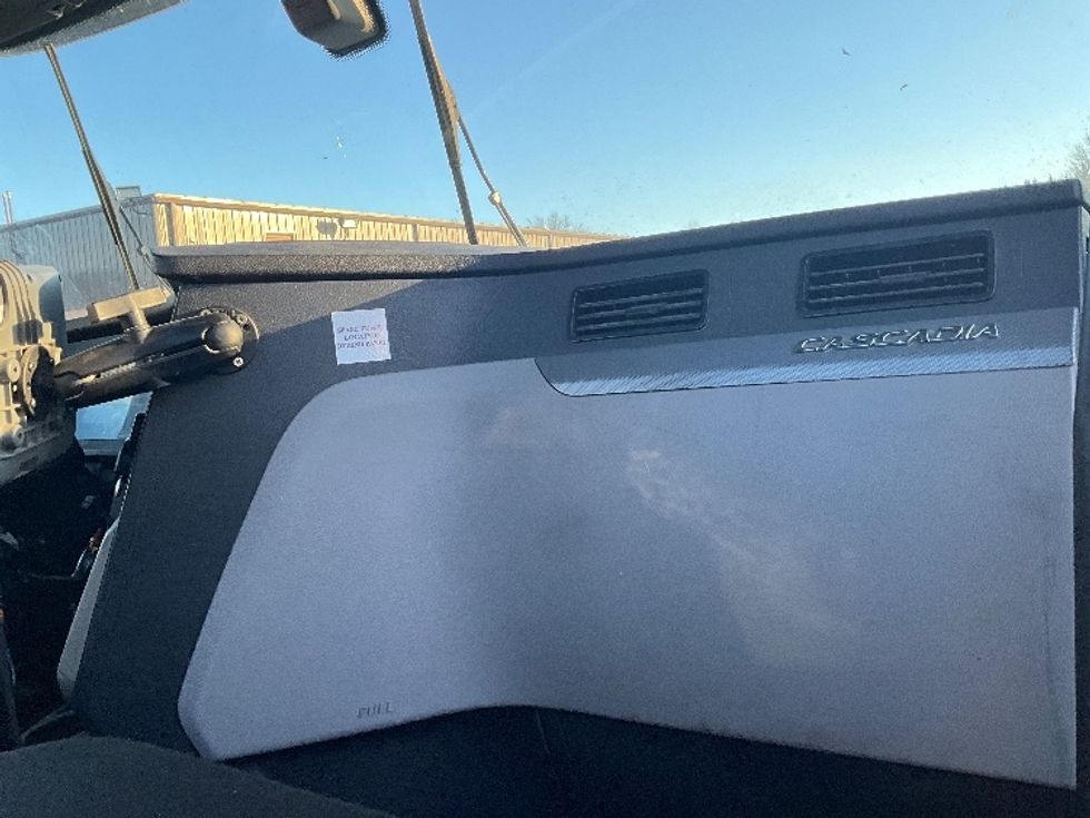 Day Cab Tractor-Heavy Duty Tractors-Freightliner-2019-T12664ST-Sterling-VA-560,205\n\t\tmiles-$ 37,500 - Image 13