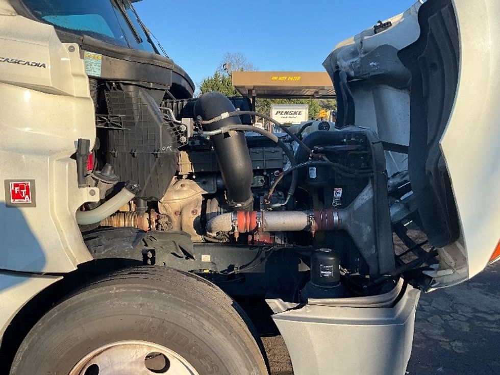 Day Cab Tractor-Heavy Duty Tractors-Freightliner-2019-T12664ST-Sterling-VA-560,205\n\t\tmiles-$ 37,500 - Image 15