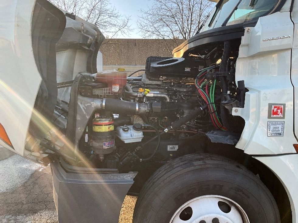 Day Cab Tractor-Heavy Duty Tractors-Freightliner-2019-T12664ST-Sterling-VA-560,205\n\t\tmiles-$ 37,500 - Image 16