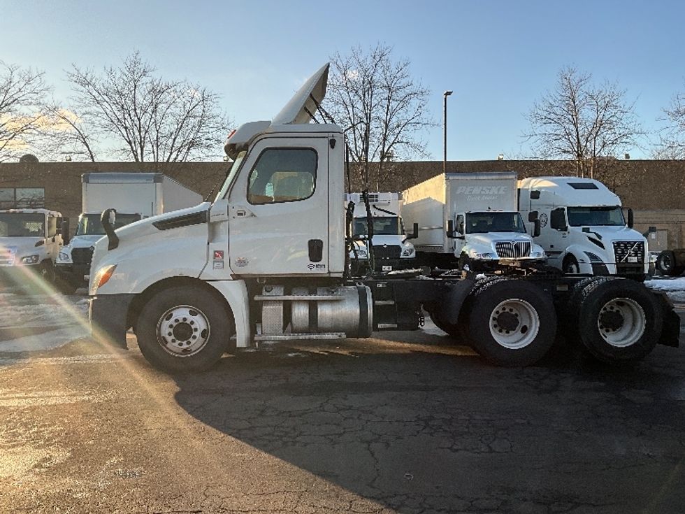 Day Cab Tractor-Heavy Duty Tractors-Freightliner-2019-T12664ST-Sterling-VA-560,205\n\t\tmiles-$ 37,500 - Image 4