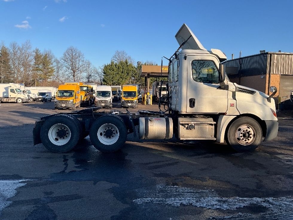 Day Cab Tractor-Heavy Duty Tractors-Freightliner-2019-T12664ST-Sterling-VA-560,205\n\t\tmiles-$ 37,500 - Image 8