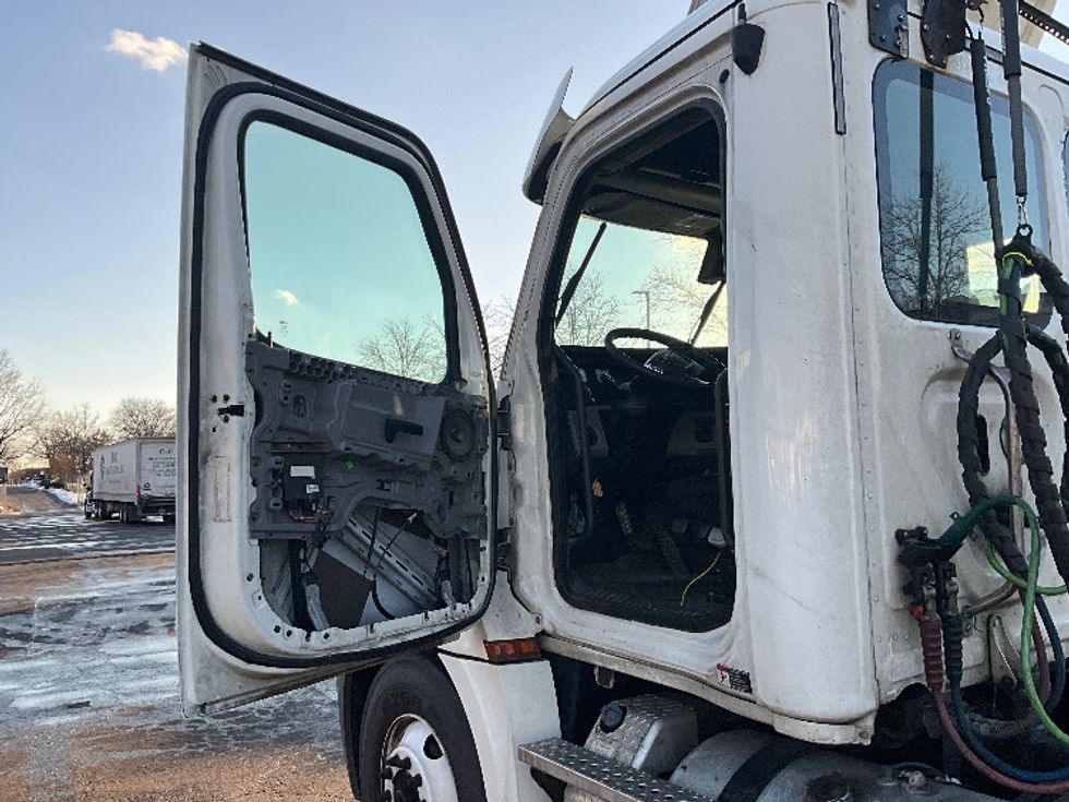 Day Cab Tractor-Heavy Duty Tractors-Freightliner-2019-T12664ST-Sterling-VA-560,205\n\t\tmiles-$ 37,500 - Image 9
