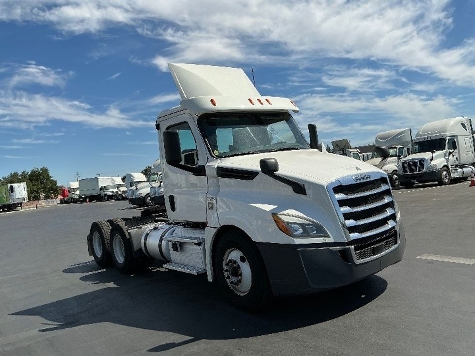 Day Cab Tractor-Heavy Duty Tractors-Freightliner-2019-T12664ST-Stockton-CA-372,323\n\t\tmiles-$ 49,500 - Image 1