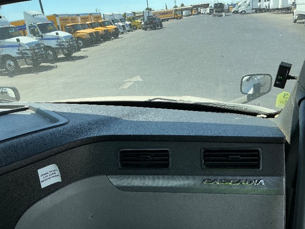 Day Cab Tractor-Heavy Duty Tractors-Freightliner-2019-T12664ST-Stockton-CA-372,323\n\t\tmiles-$ 49,500 - Image 13