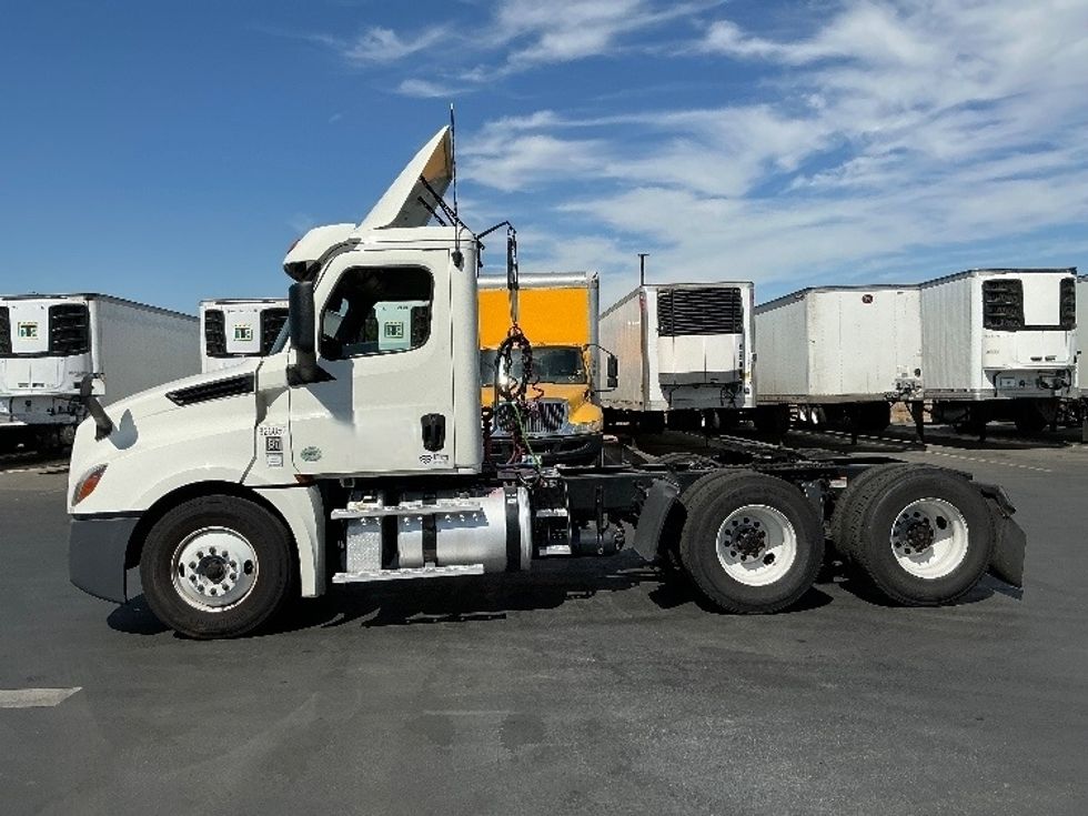 Day Cab Tractor-Heavy Duty Tractors-Freightliner-2019-T12664ST-Stockton-CA-372,323\n\t\tmiles-$ 49,500 - Image 4