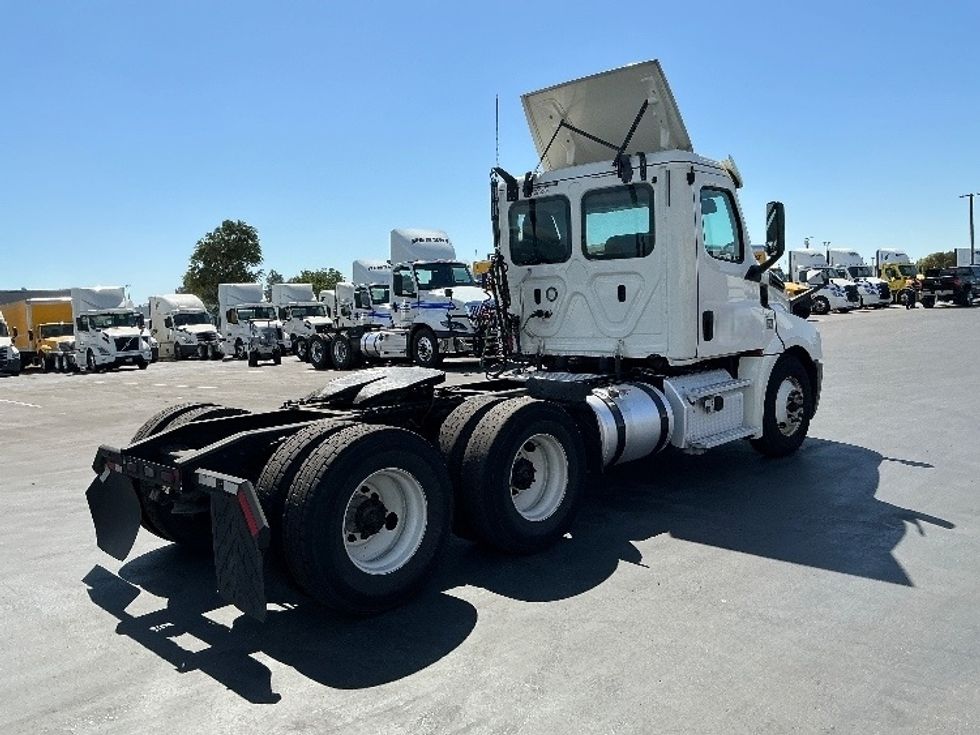 Day Cab Tractor-Heavy Duty Tractors-Freightliner-2019-T12664ST-Stockton-CA-372,323\n\t\tmiles-$ 49,500 - Image 7