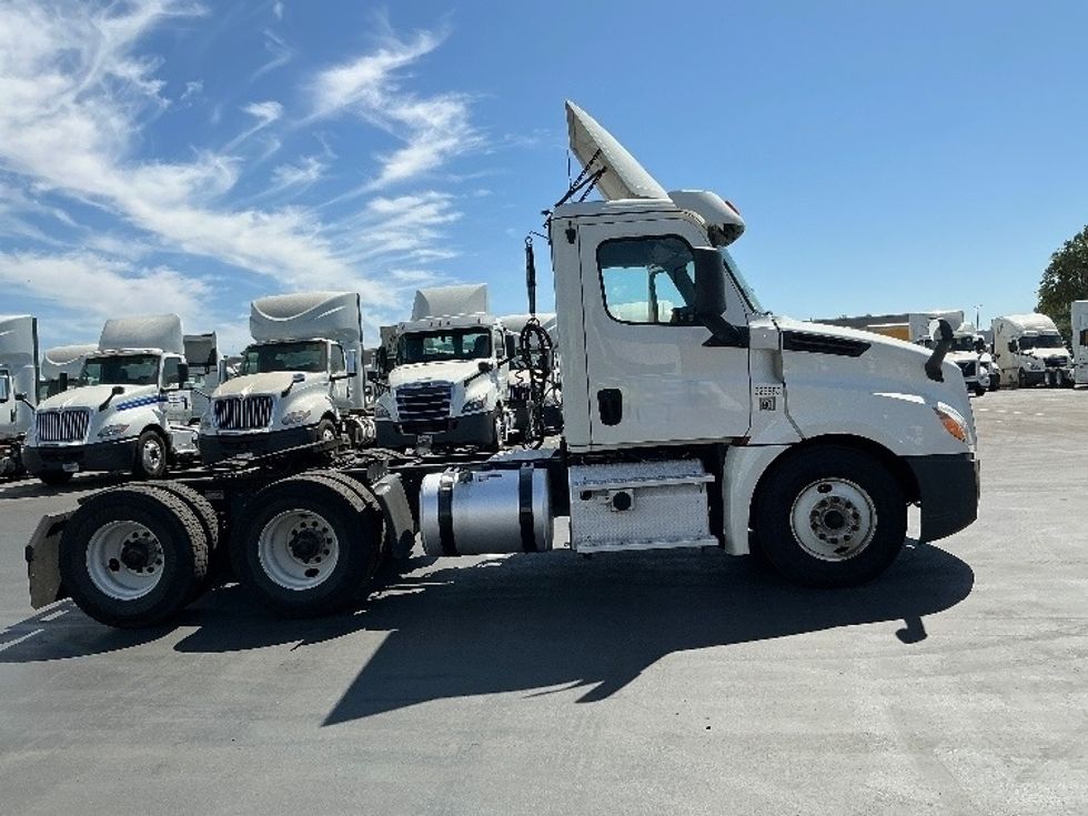 Day Cab Tractor-Heavy Duty Tractors-Freightliner-2019-T12664ST-Stockton-CA-372,323\n\t\tmiles-$ 49,500 - Image 8