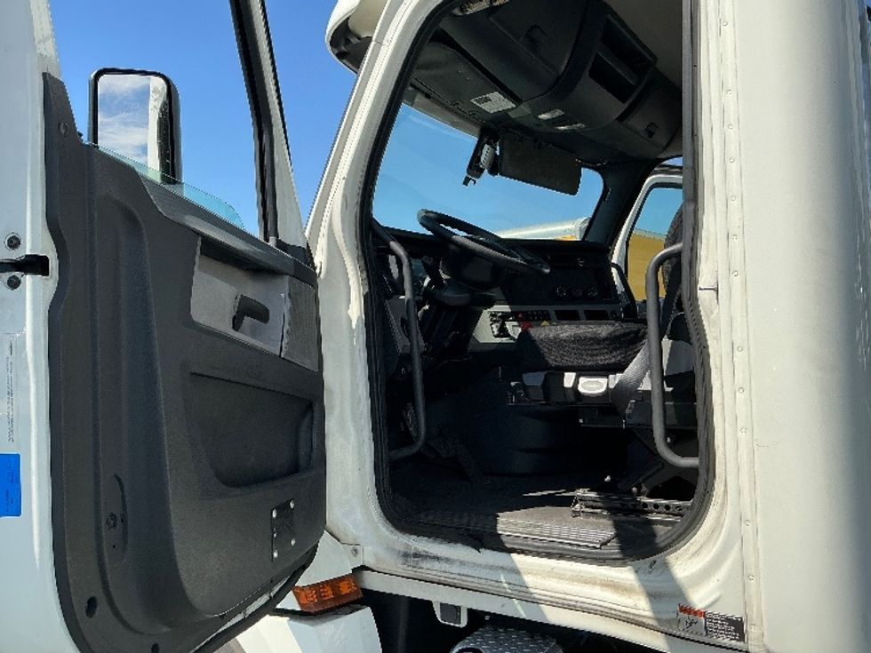 Day Cab Tractor-Heavy Duty Tractors-Freightliner-2019-T12664ST-Stockton-CA-372,323\n\t\tmiles-$ 49,500 - Image 9