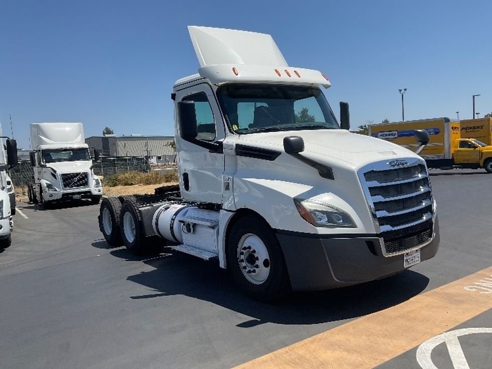 Day Cab Tractor-Heavy Duty Tractors-Freightliner-2019-T12664ST-Stockton-CA-445,428\n\t\tmiles-$ 45,500 - Image 1