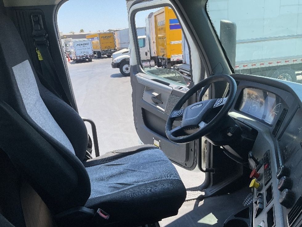 Day Cab Tractor-Heavy Duty Tractors-Freightliner-2019-T12664ST-Stockton-CA-445,428\n\t\tmiles-$ 45,500 - Image 14