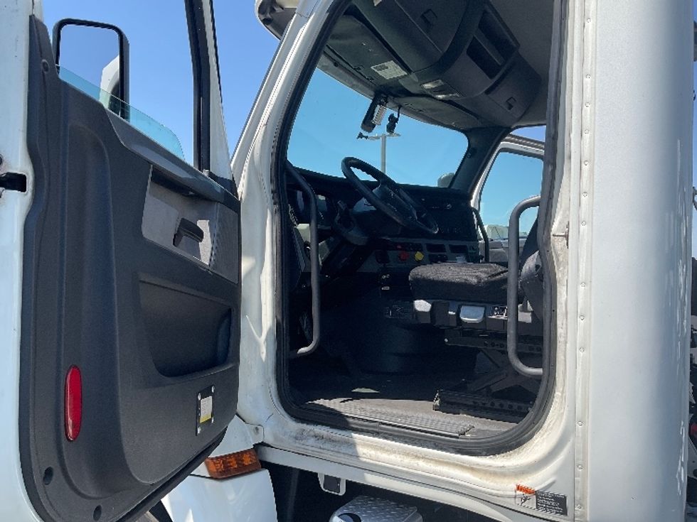 Day Cab Tractor-Heavy Duty Tractors-Freightliner-2019-T12664ST-Stockton-CA-445,428\n\t\tmiles-$ 45,500 - Image 9