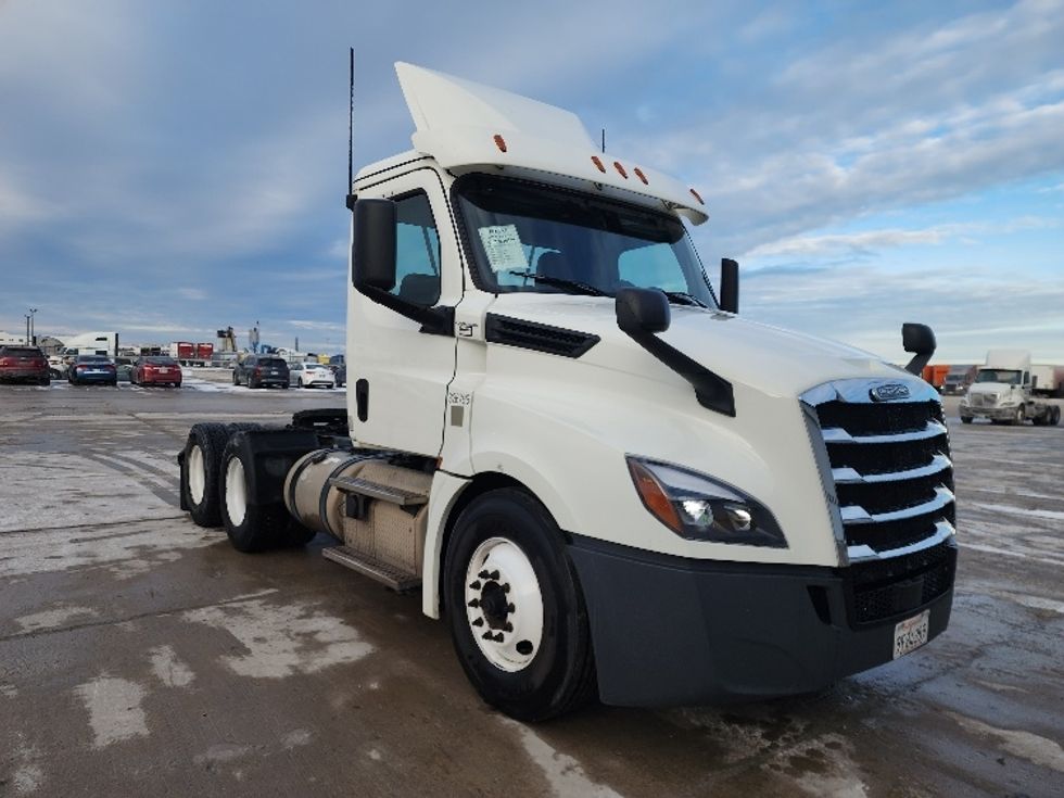 Day Cab Tractor-Heavy Duty Tractors-Freightliner-2019-T12664ST-Sturtevant-WI-371,212\n\t\tmiles-$ 43,250 - Image 1