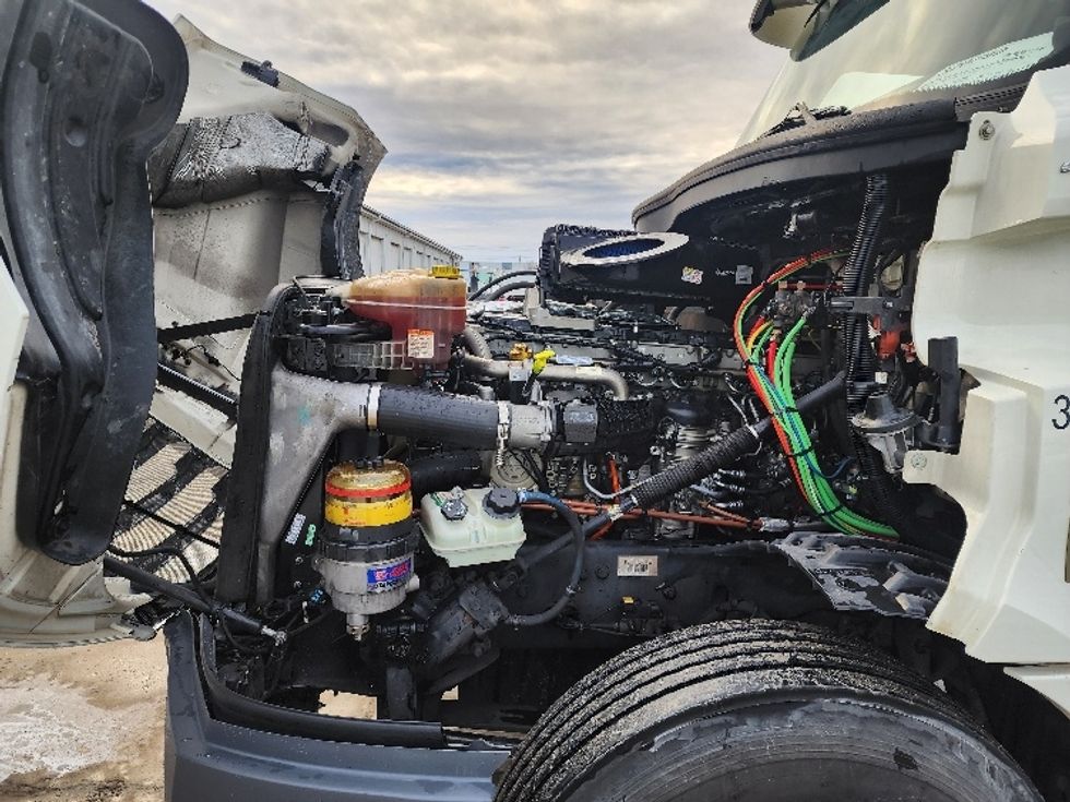 Day Cab Tractor-Heavy Duty Tractors-Freightliner-2019-T12664ST-Sturtevant-WI-371,212\n\t\tmiles-$ 43,250 - Image 16