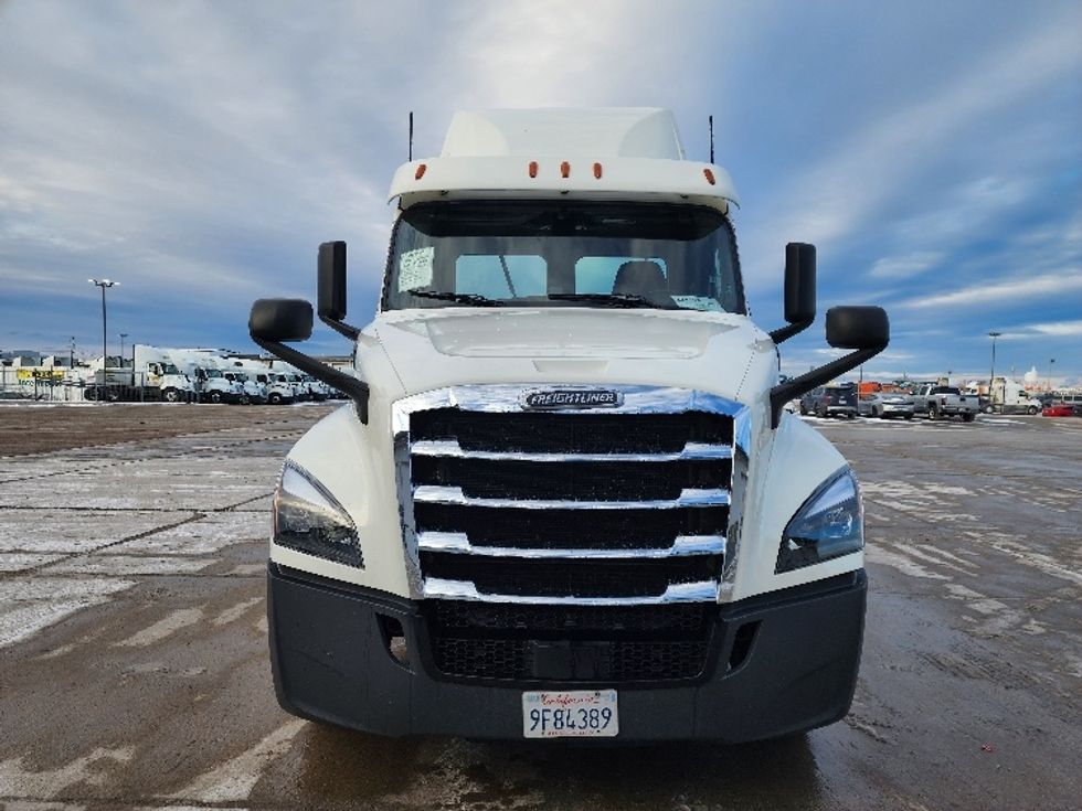 Day Cab Tractor-Heavy Duty Tractors-Freightliner-2019-T12664ST-Sturtevant-WI-371,212\n\t\tmiles-$ 43,250 - Image 2