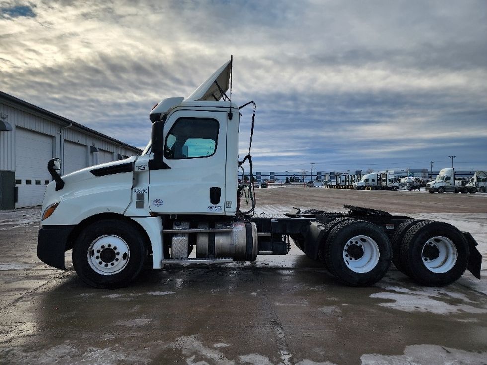 Day Cab Tractor-Heavy Duty Tractors-Freightliner-2019-T12664ST-Sturtevant-WI-371,212\n\t\tmiles-$ 43,250 - Image 4