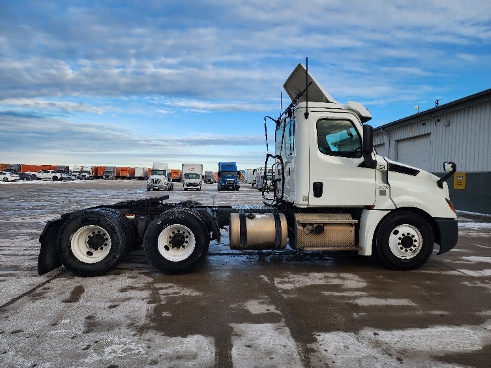 Day Cab Tractor-Heavy Duty Tractors-Freightliner-2019-T12664ST-Sturtevant-WI-371,212\n\t\tmiles-$ 43,250 - Image 8