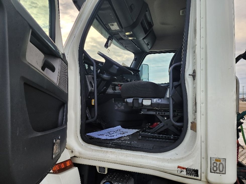 Day Cab Tractor-Heavy Duty Tractors-Freightliner-2019-T12664ST-Sturtevant-WI-371,212\n\t\tmiles-$ 43,250 - Image 9