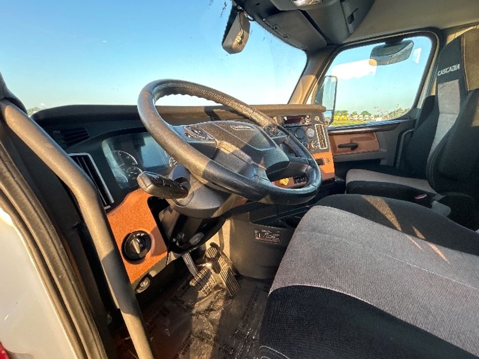 Day Cab Tractor-Heavy Duty Tractors-Freightliner-2019-T12664ST-Sturtevant-WI-479,678\n\t\tmiles-$ 43,250 - Image 10