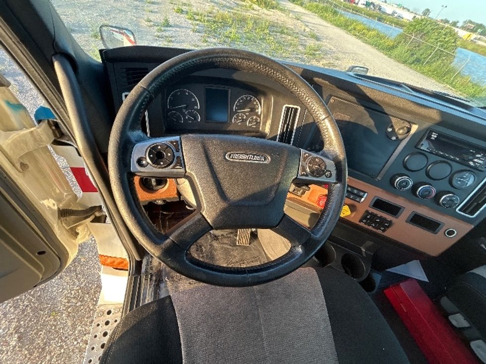Day Cab Tractor-Heavy Duty Tractors-Freightliner-2019-T12664ST-Sturtevant-WI-479,678\n\t\tmiles-$ 43,250 - Image 11