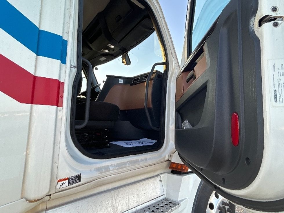 Day Cab Tractor-Heavy Duty Tractors-Freightliner-2019-T12664ST-Sturtevant-WI-479,678\n\t\tmiles-$ 43,250 - Image 12