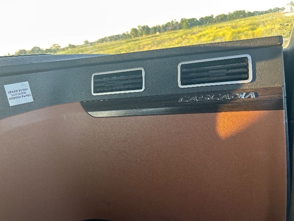 Day Cab Tractor-Heavy Duty Tractors-Freightliner-2019-T12664ST-Sturtevant-WI-479,678\n\t\tmiles-$ 43,250 - Image 13