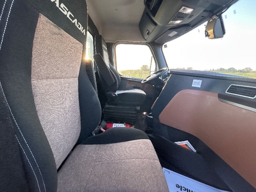 Day Cab Tractor-Heavy Duty Tractors-Freightliner-2019-T12664ST-Sturtevant-WI-479,678\n\t\tmiles-$ 43,250 - Image 14