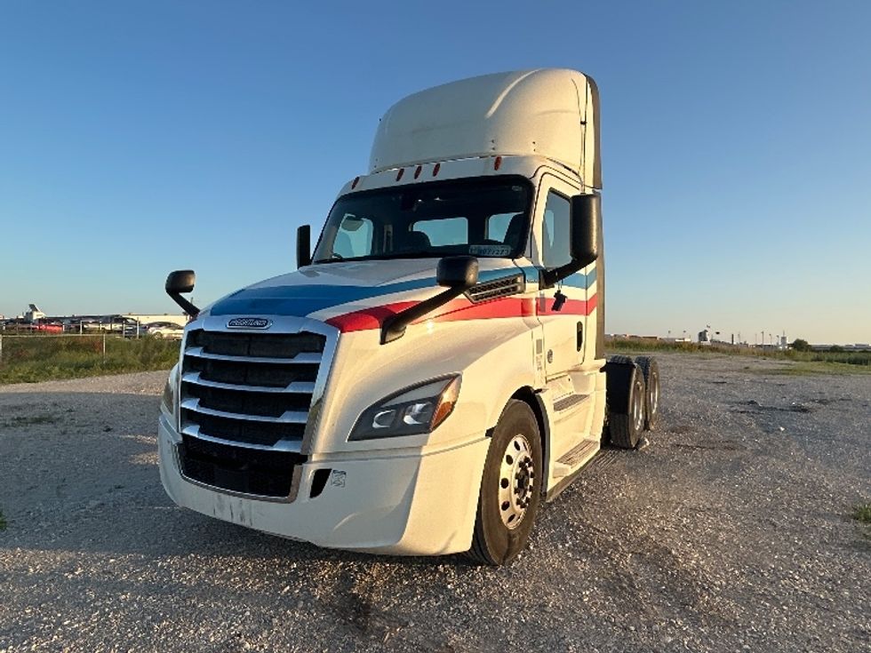 Day Cab Tractor-Heavy Duty Tractors-Freightliner-2019-T12664ST-Sturtevant-WI-479,678\n\t\tmiles-$ 43,250 - Image 3