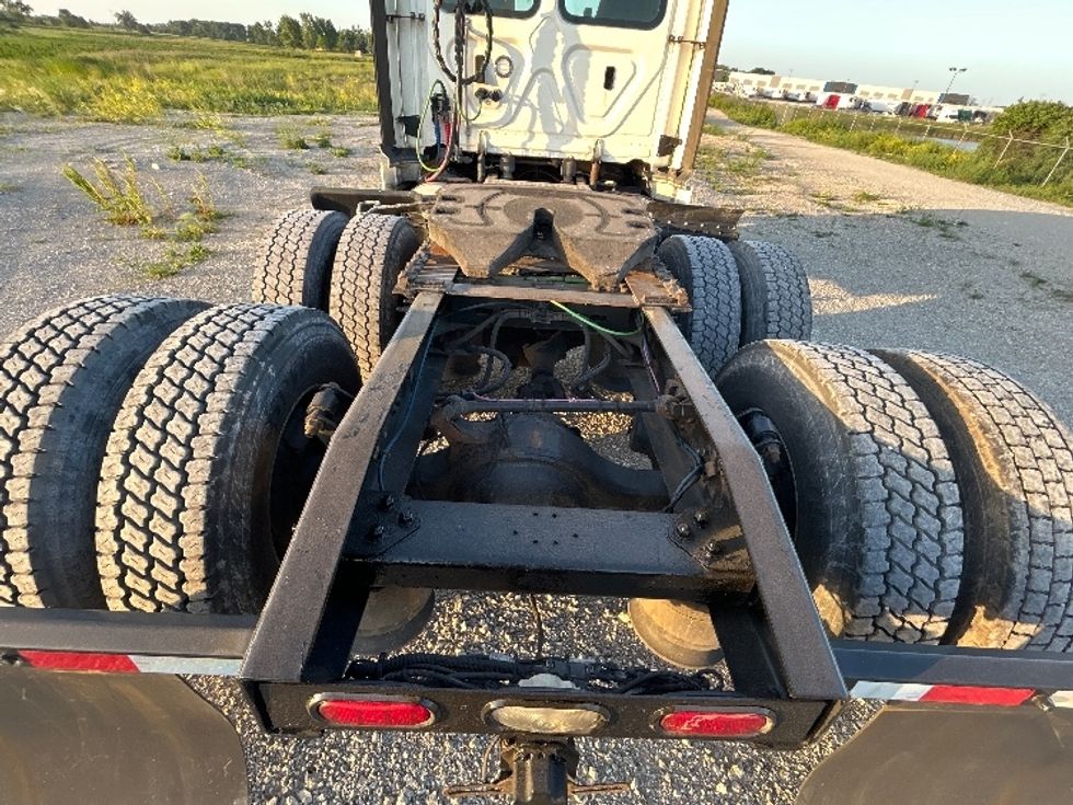 Day Cab Tractor-Heavy Duty Tractors-Freightliner-2019-T12664ST-Sturtevant-WI-479,678\n\t\tmiles-$ 43,250 - Image 6