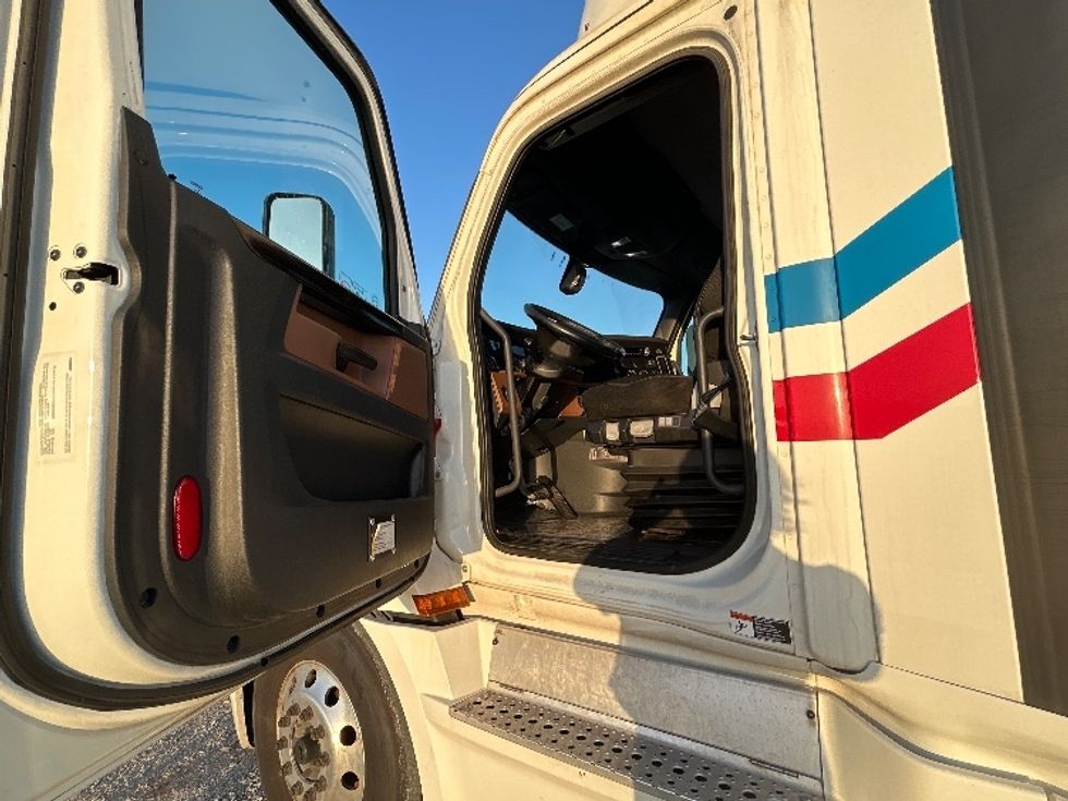 Day Cab Tractor-Heavy Duty Tractors-Freightliner-2019-T12664ST-Sturtevant-WI-479,678\n\t\tmiles-$ 43,250 - Image 9