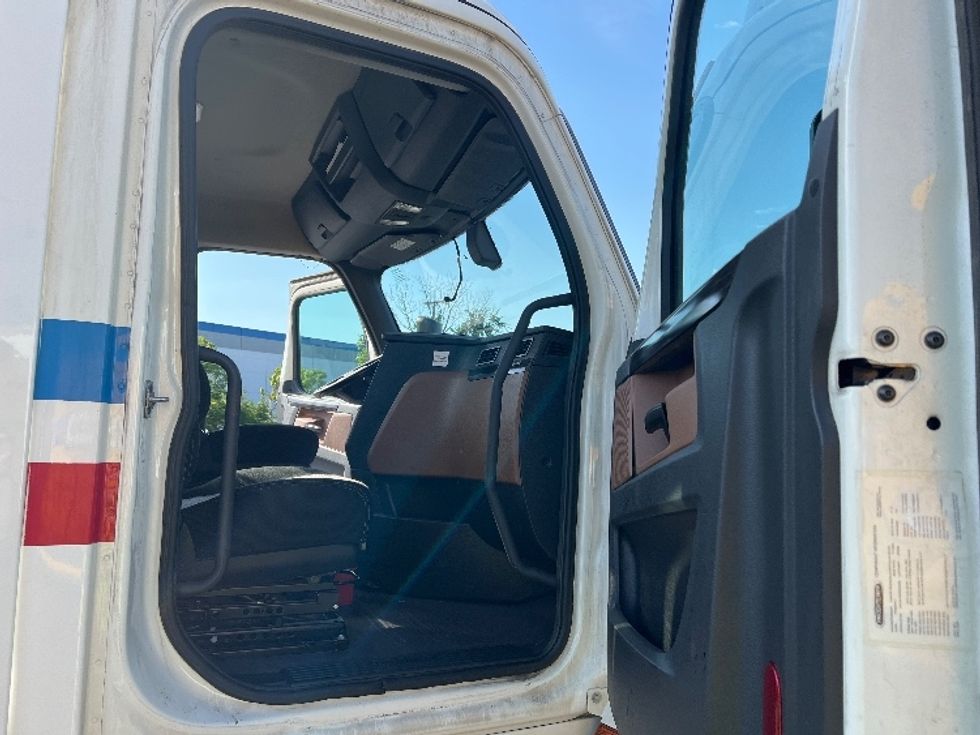 Day Cab Tractor-Heavy Duty Tractors-Freightliner-2019-T12664ST-Sturtevant-WI-545,968\n\t\tmiles-$ 38,000 - Image 12