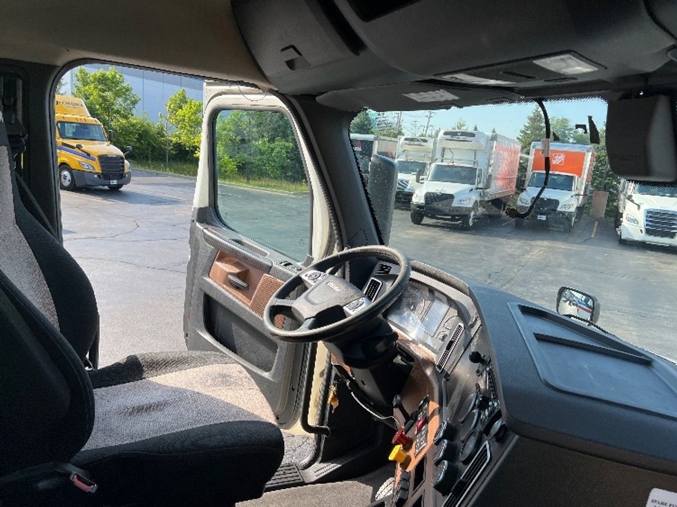 Day Cab Tractor-Heavy Duty Tractors-Freightliner-2019-T12664ST-Sturtevant-WI-545,968\n\t\tmiles-$ 38,000 - Image 14
