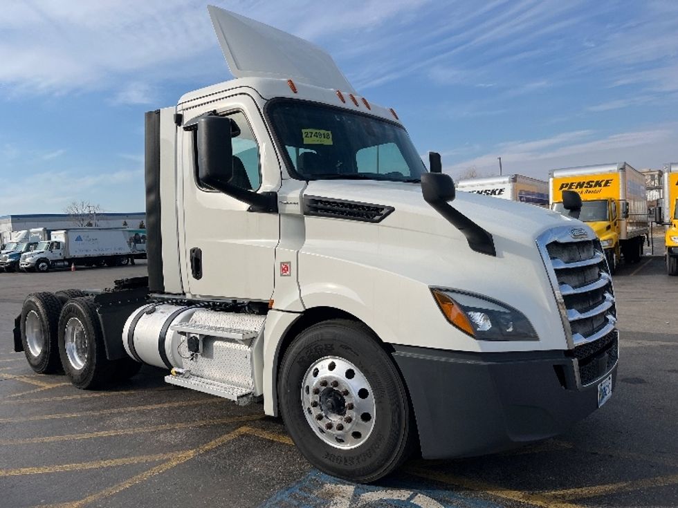 Day Cab Tractor-Heavy Duty Tractors-Freightliner-2019-T12664ST-Sturtevant-WI-577,937\n\t\tmiles-$ 39,000 - Image 1