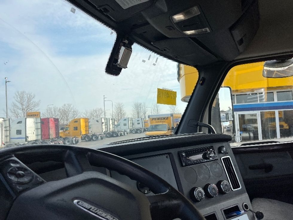 Day Cab Tractor-Heavy Duty Tractors-Freightliner-2019-T12664ST-Sturtevant-WI-577,937\n\t\tmiles-$ 39,000 - Image 10