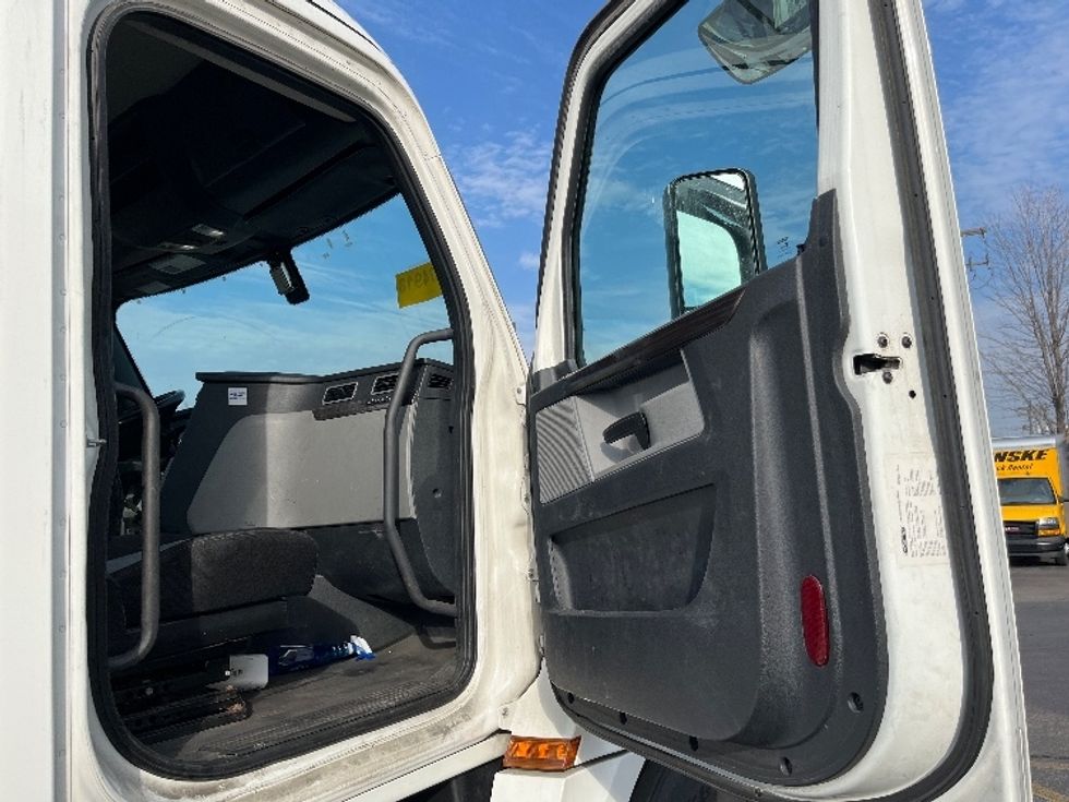 Day Cab Tractor-Heavy Duty Tractors-Freightliner-2019-T12664ST-Sturtevant-WI-577,937\n\t\tmiles-$ 39,000 - Image 12