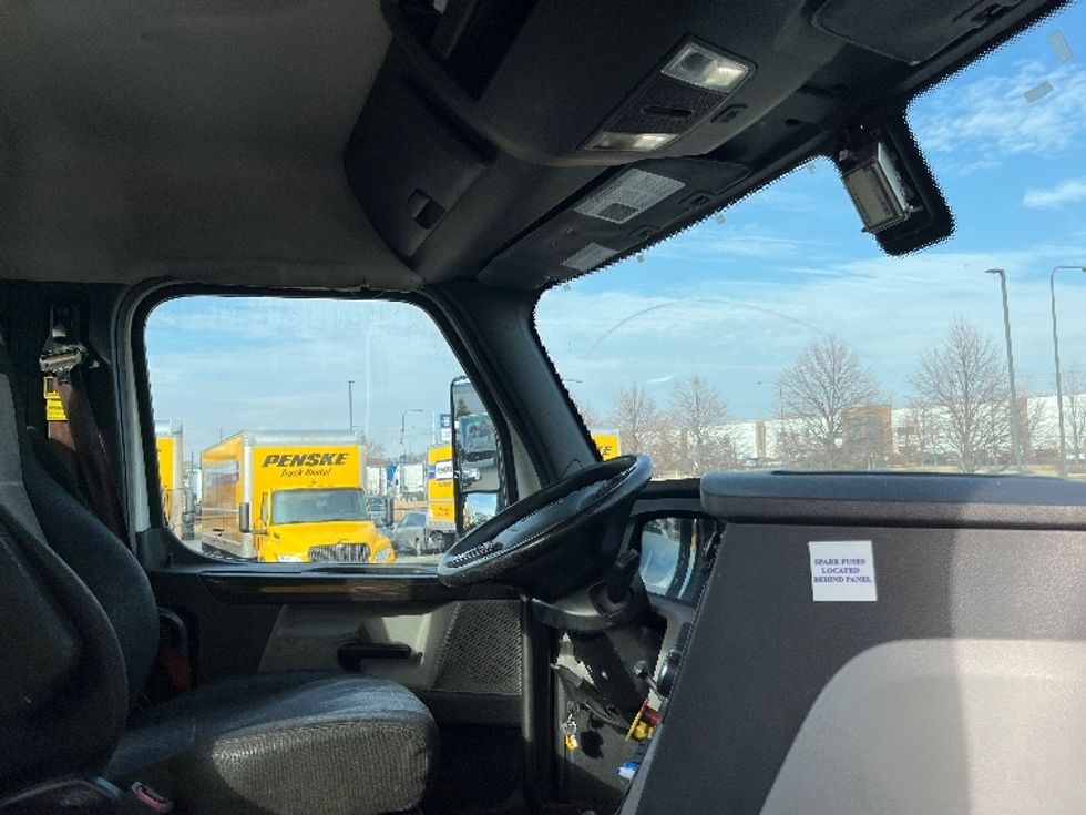 Day Cab Tractor-Heavy Duty Tractors-Freightliner-2019-T12664ST-Sturtevant-WI-577,937\n\t\tmiles-$ 39,000 - Image 14