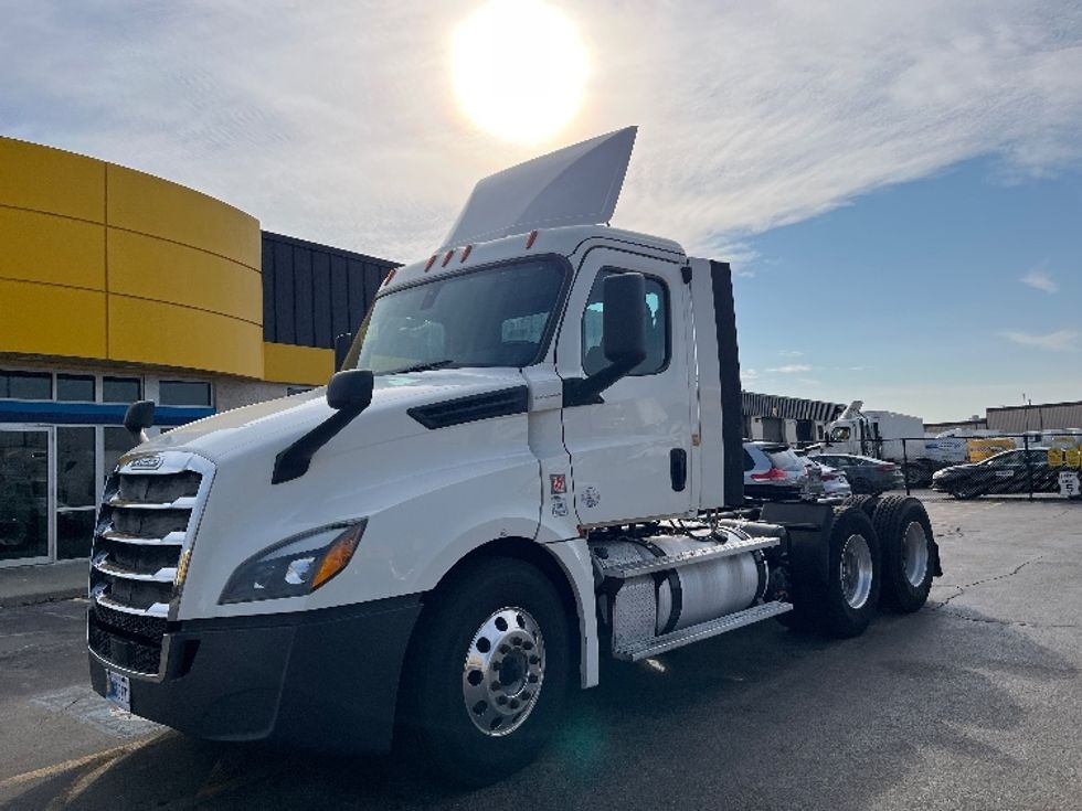 Day Cab Tractor-Heavy Duty Tractors-Freightliner-2019-T12664ST-Sturtevant-WI-577,937\n\t\tmiles-$ 39,000 - Image 3