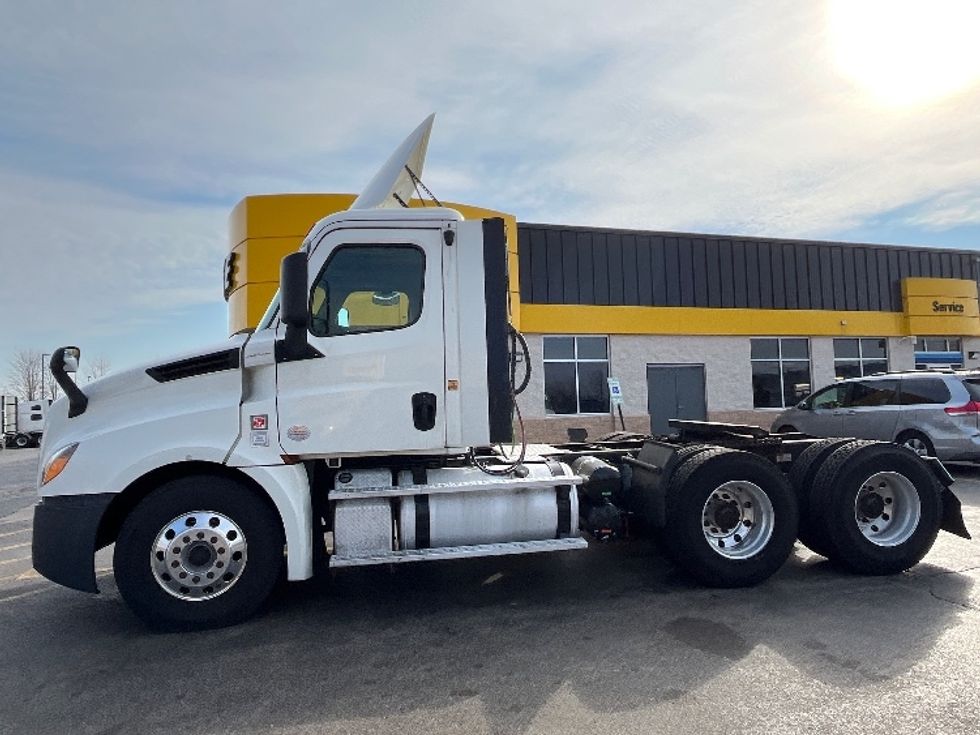 Day Cab Tractor-Heavy Duty Tractors-Freightliner-2019-T12664ST-Sturtevant-WI-577,937\n\t\tmiles-$ 39,000 - Image 4