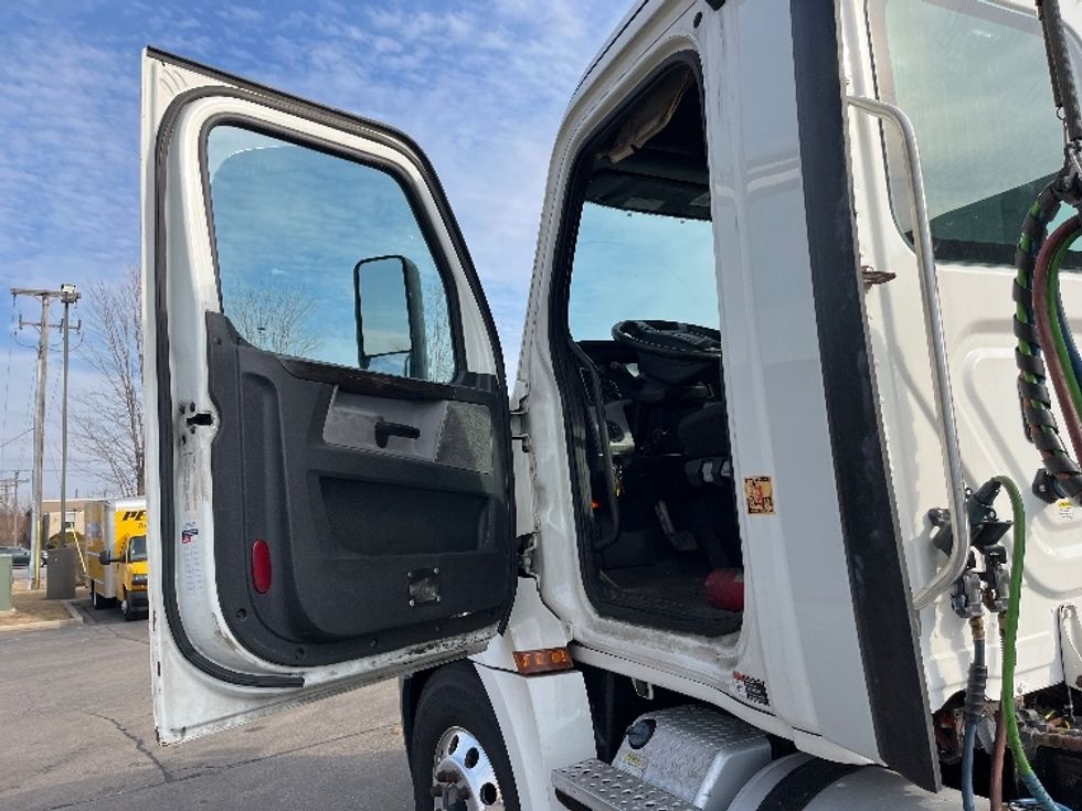 Day Cab Tractor-Heavy Duty Tractors-Freightliner-2019-T12664ST-Sturtevant-WI-577,937\n\t\tmiles-$ 39,000 - Image 9
