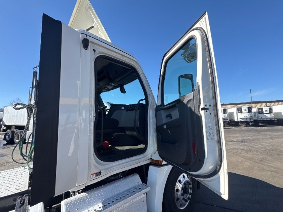Day Cab Tractor-Heavy Duty Tractors-Freightliner-2019-T12664ST-Sturtevant-WI-633,962\n\t\tmiles-$ 33,750 - Image 12