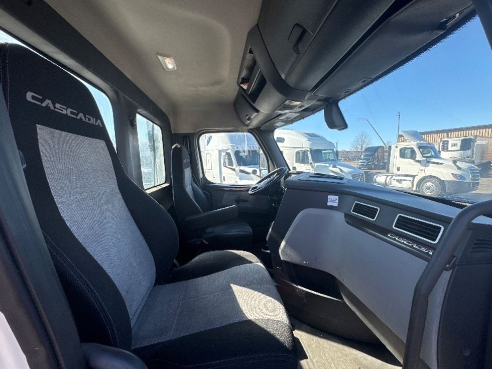 Day Cab Tractor-Heavy Duty Tractors-Freightliner-2019-T12664ST-Sturtevant-WI-633,962\n\t\tmiles-$ 33,750 - Image 14