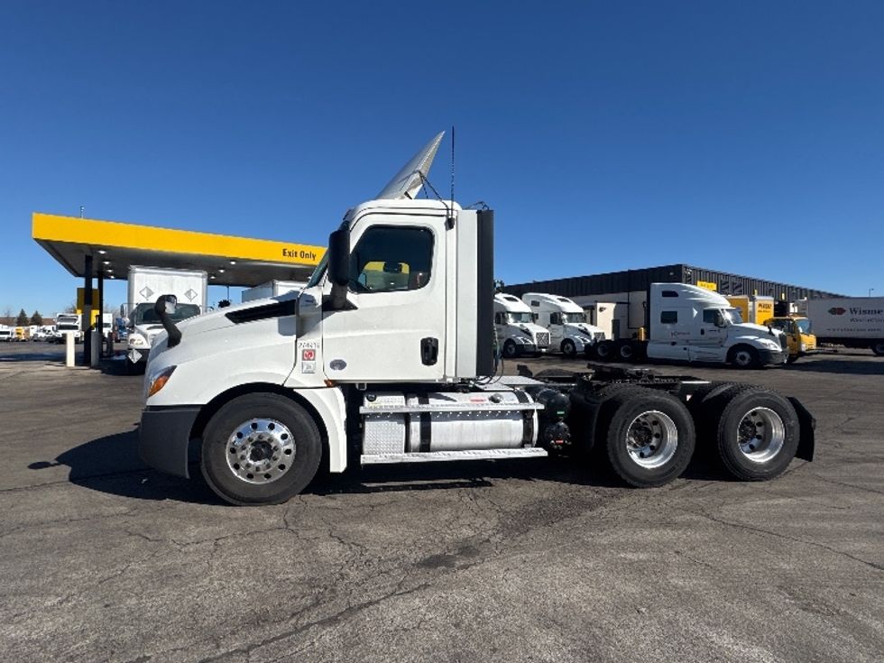 Day Cab Tractor-Heavy Duty Tractors-Freightliner-2019-T12664ST-Sturtevant-WI-633,962\n\t\tmiles-$ 33,750 - Image 3