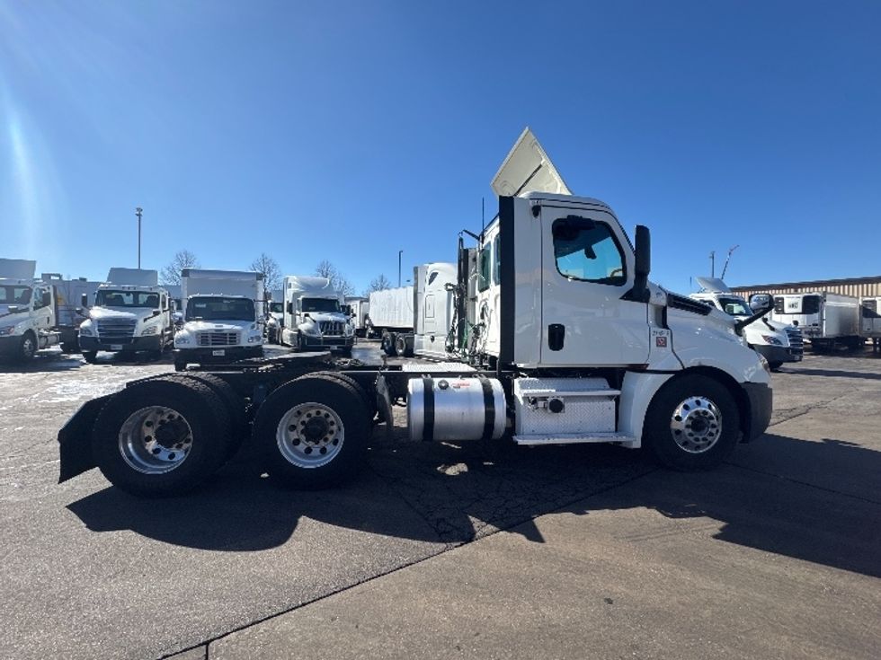 Day Cab Tractor-Heavy Duty Tractors-Freightliner-2019-T12664ST-Sturtevant-WI-633,962\n\t\tmiles-$ 33,750 - Image 7