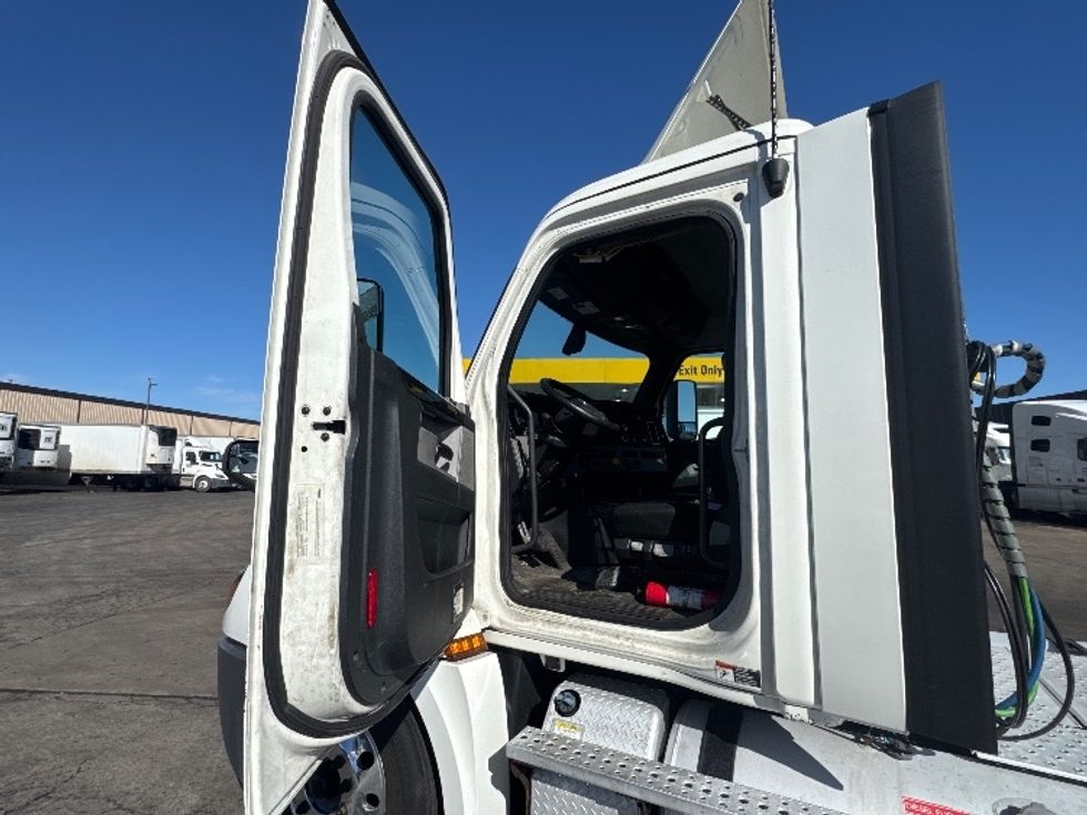 Day Cab Tractor-Heavy Duty Tractors-Freightliner-2019-T12664ST-Sturtevant-WI-633,962\n\t\tmiles-$ 33,750 - Image 9