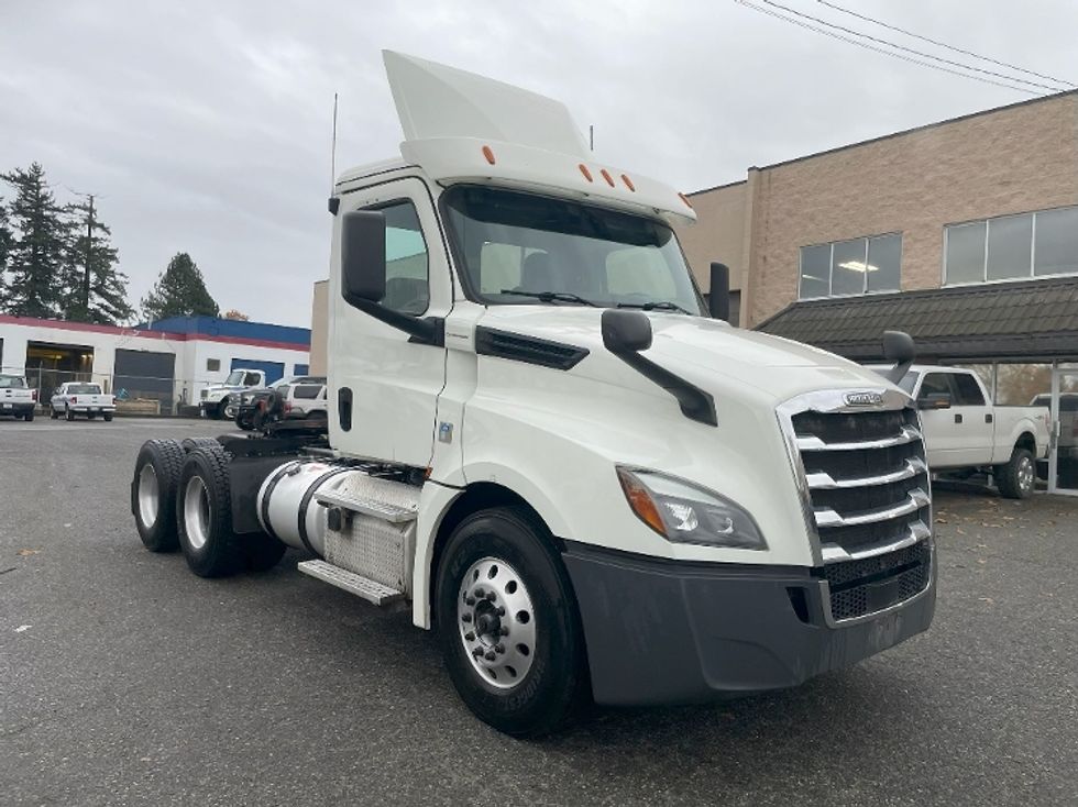 Day Cab Tractor-Heavy Duty Tractors-Freightliner-2019-T12664ST-Surrey-BC-319,582\n\t\tkm-$ 77,000 - Image 1