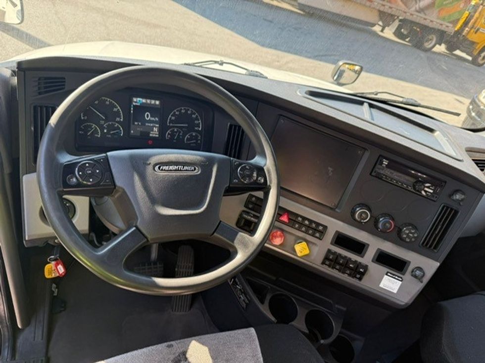 Day Cab Tractor-Heavy Duty Tractors-Freightliner-2019-T12664ST-Surrey-BC-319,582\n\t\tkm-$ 77,000 - Image 11